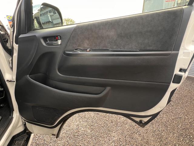 ハイエースワゴン ＧＬ　ＷエアＢ　衝突安全ボディ　Ａライト　４ＷＤ車　ダブルエアコン　キーレスエントリー　１００Ｖ　横滑り防止　ＡＢＳ　パワステ　ドライブレコーダー　オートマチックハイビーム　セキュリティー　定期点検記録簿（24枚目）