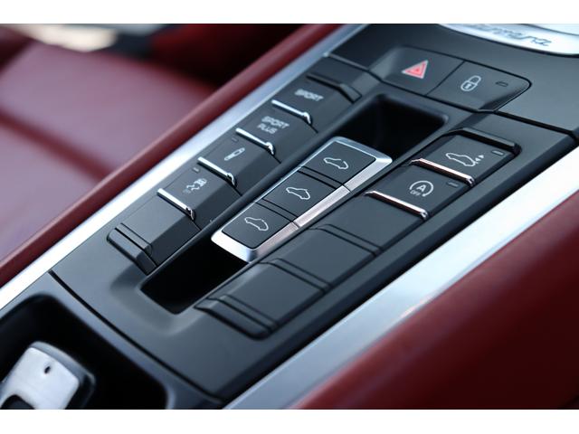 ９１１ ９１１カレラＳ　スポーツクロノＰＫＧ／スポーツステアリング／サンルーフ正規Ｄ車／左Ｈ／レッドレザーインテリア／Ｐｏｗｅｒ　Ｃｒａｆｔ可変バルブマフラー／ＡＤＶ１　２１インチアルミホイール／（28枚目）