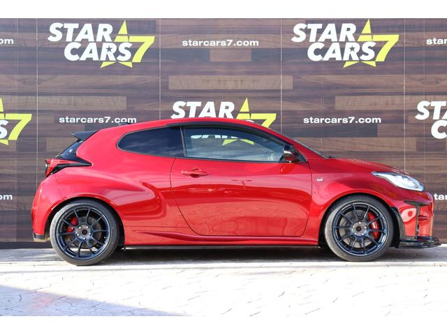 ＧＲヤリス ＲＺ　ハイパフォーマンス　ファースト　エディション　ＧＲエアロキット　ＲＥＣＡＲＯ２脚　ＦＵＪＩＳＵＢＯマフラー　ＶｏｌｋＲａｃｉｎｇ１８インチアルミ　ＪＢＬサウンド　ＢＬＩＴＺエアクリーナー　ＢＬＩＴＺスロコン　純正ＯＰマーブル柄カーボンルーフ（12枚目）
