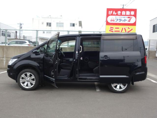 デリカＤ：５ Ｇ　ナビパッケージ　ＳＵＶ　横滑り防止装置　バックカメラ　フロントカメラ　サイドカメラ　左側電動スライドドア　純正ＨＤＤナビ　ＣＤ／ＤＶＤ　後席モニター　クルーズコントロール　パドルシフト　スマートキー　ＥＴＣ　ＨＩＤ（8枚目）