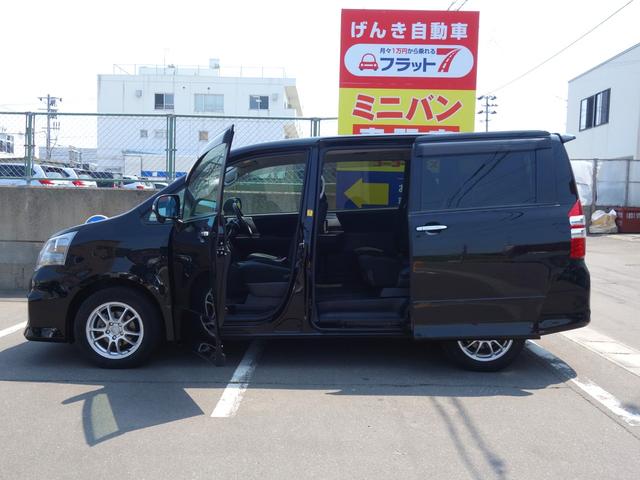 ノア Ｓｉ　レイッシュ　４ＷＤ　両側電動スライドドア　バックカメラ　社外ＳＤナビ　フルセグＴＶ　ＣＤ／ＤＶＤ再生　パドルシフト　切替式４ＷＤ　ＥＴＣ　ＭＴモード付　スマートキー　ＨＩＤヘッドライト　フォグランプ　ドライブレコーダー（8枚目）