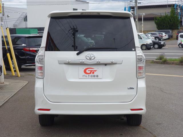ヴォクシー ＺＳ　煌　４ＷＤ　寒冷地仕様　フロントガラス熱線　両側電動スライドドア　バックカメラ　社外メモリーナビ　フルセグＴＶ　ＥＴＣ　パドルシフト　スマートキー　ＨＩＤヘッドライト　フォグランプ　ドライブレコーダー（4枚目）