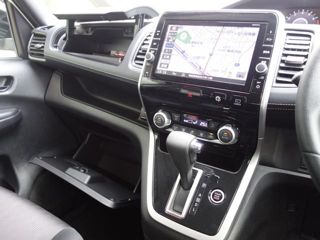 セレナ ハイウェイスター Vセレクション 4WD 両側電動スライドドア 横滑り防止装置 シートヒーター 360℃カメラ 純正SDナビ フルセグTV CD/DVD/BD再生 後席フリップダウンモニター アイドリングストップ クルーズコントロール ETC(13枚目)