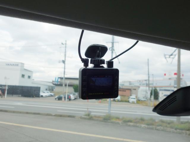 セレナ ハイウェイスター　４ＷＤ　横滑り防止装置　衝突軽減ブレーキ　両側電動スライドドア　３６０℃カメラ　純正ＳＤナビ　フルセグＴＶ　アイドリングストップ　クルーズコントロール　ＥＴＣ　スマートキー　フォグランプ　ドライブレコーダー（13枚目）