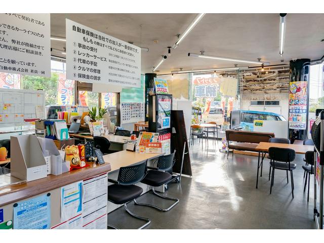 店内は開放的で明るい商談スペースとなっております。各種ドリンクをご用意しておりますので、お気軽にご来店くださいませ♪