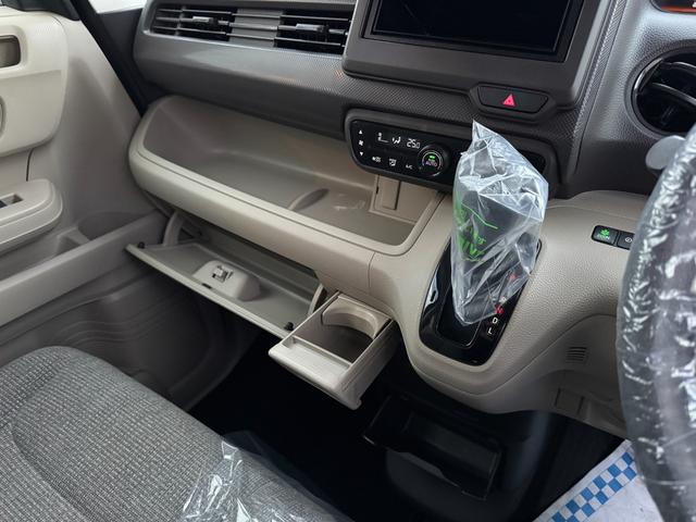 Ｎ－ＢＯＸ Ｇホンダセンシング　４ＷＤ　軽自動車　横滑り防止装置　シートヒーター（運転席・助手席）　社外ＣＤデッキ　ＦＭ／ＡＭ　アイドリングストップ　スマートキー　電動格納ミラー　ミラーヒーター　ＬＥＤヘッドライト　社外エンジンスターター（9枚目）