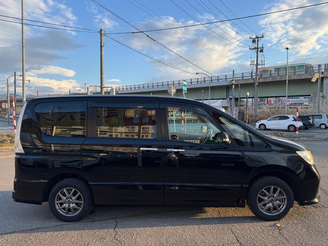 セレナ ハイウェイスター　４ＷＤ　両側電動スライドドア　横滑り防止装置　アイドリングストップ　クルーズコントロール　スマートキー　プッシュスタート　電動格納ミラー　ミラーヒーター　ＨＩＤヘッドライト　フォグランプ（5枚目）