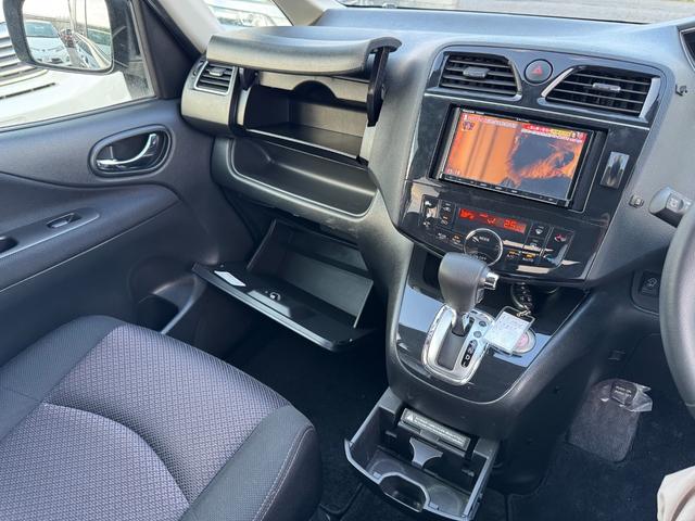 セレナ ハイウェイスター　４ＷＤ　両側電動スライドドア　横滑り防止装置　アイドリングストップ　クルーズコントロール　スマートキー　プッシュスタート　電動格納ミラー　ミラーヒーター　ＨＩＤヘッドライト　フォグランプ（9枚目）