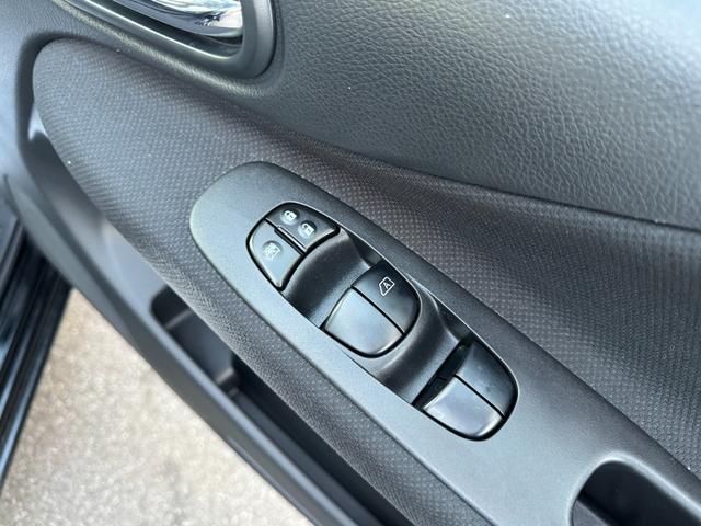 セレナ ハイウェイスター　４ＷＤ　両側電動スライドドア　横滑り防止装置　アイドリングストップ　クルーズコントロール　スマートキー　プッシュスタート　電動格納ミラー　ミラーヒーター　ＨＩＤヘッドライト　フォグランプ（15枚目）