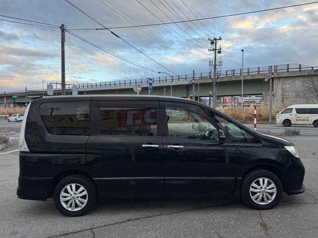 セレナ ハイウェイスター　４ＷＤ　左側電動スライドドア　横滑り防止装置　バックカメラ　純正ＨＤＤナビ　フルセグＴＶ　ＣＤ／ＤＶＤ再生　アイドリングストップ　クルーズコントロール　ＥＴＣ　スマートキー　電動格納ミラー　フォグランプ（5枚目）