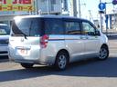 後席の窓ガラスはプライバシーガラスになっています。車内を見えづらくすることでプライバシー保護に役立ち、なおかつ冷房の効果を高めてくれる効果もあります！