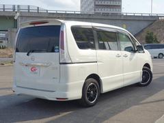 後席の窓ガラスはプライバシーガラスになっています。車内を見えづらくすることでプライバシー保護に役立ち、なおかつ冷房の効果を高めてくれる効果もあります！ 2