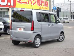 後席の窓ガラスはプライバシーガラスになっています。車内を見えづらくすることでプライバシー保護に役立ち、なおかつ冷房の効果を高めてくれる効果もあります！ 2