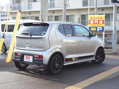 後席の窓ガラスはプライバシーガラスになっています。車内を見えづらくすることでプライバシー保護に役立ち、なおかつ冷房の効果を高めてくれる効果もあります！ 2