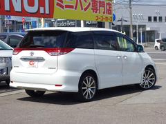 後席の窓ガラスはプライバシーガラスになっています。車内を見えづらくすることでプライバシー保護に役立ち、なおかつ冷房の効果を高めてくれる効果もあります！ 2