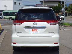清潔感と高級感を兼ね備えたパールホワイトの車体色です。掲載情報以外にも気になる点がございましたら、お気軽にお問い合わせください！ 4