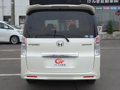清潔感と高級感を兼ね備えたパールホワイトの車体色です。掲載情報以外にも気になる点がございましたら、お気軽にお問い合わせください！ 4