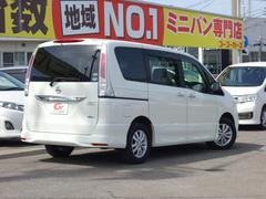 後席の窓ガラスはプライバシーガラスになっています。車内を見えづらくすることでプライバシー保護に役立ち、なおかつ冷房の効果を高めてくれる効果もあります！ 2