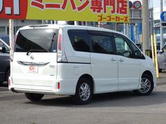 後席の窓ガラスはプライバシーガラスになっています。車内を見えづらくすることでプライバシー保護に役立ち、なおかつ冷房の効果を高めてくれる効果もあります！ 2