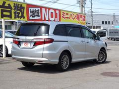 後席の窓ガラスはプライバシーガラスになっています。車内を見えづらくすることでプライバシー保護に役立ち、なおかつ冷房の効果を高めてくれる効果もあります！ 2