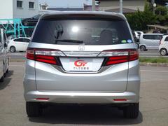 清潔感と高級感を兼ね備えたシルバーの車体色です。掲載情報以外にも気になる点がございましたら、お気軽にお問い合わせください！ 4
