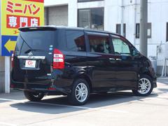 後席の窓ガラスはプライバシーガラスになっています。車内を見えづらくすることでプライバシー保護に役立ち、なおかつ冷房の効果を高めてくれる効果もあります！ 2