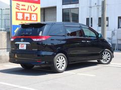 後席の窓ガラスはプライバシーガラスになっています。車内を見えづらくすることでプライバシー保護に役立ち、なおかつ冷房の効果を高めてくれる効果もあります！ 2