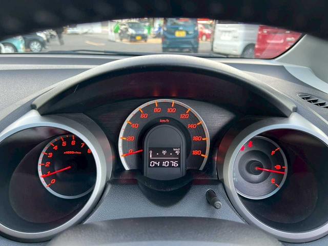 フィット Ｌ　スマートキー　オートエアコン　ミラー型ドライブレコーダー　ＣＤオーディオ　ＥＴＣ　ライトブルーＭ　取説＆保証書付（17枚目）