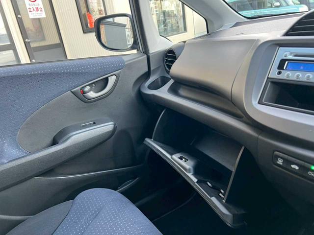 フィット Ｌ　スマートキー　オートエアコン　ミラー型ドライブレコーダー　ＣＤオーディオ　ＥＴＣ　ライトブルーＭ　取説＆保証書付（19枚目）