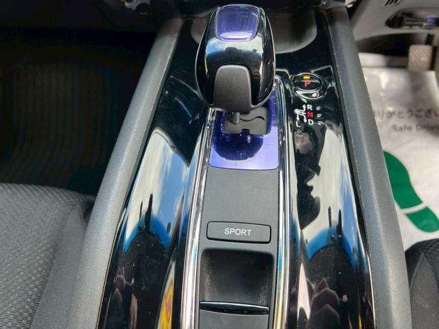 ヴェゼル ハイブリッドＸ　純正ナビ（ＶＸＭ－１５５ＶＳｉ）　フルセグ　Ｂｌｕｅｔｏｏｔｈ　ＣＤ／ＤＶＤ　ＵＳＢ　バックカメラ　ＥＴＣ　スマートキー　プッシュスタート　ハイブリッド　４ＷＤ　横滑り防止装置　オートエアコン（10枚目）