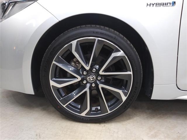 スポーティな印象を与える純正ホイールです。どこまでも走っていきたくなるようなデザインですね♪