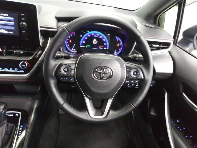 ステアリングスイッチ付き。前方から目を離すことなく操作することが可能です。