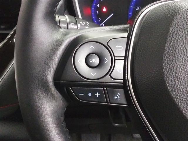 ステアリングには運転中でも簡単に操作できる各種スイッチついてます