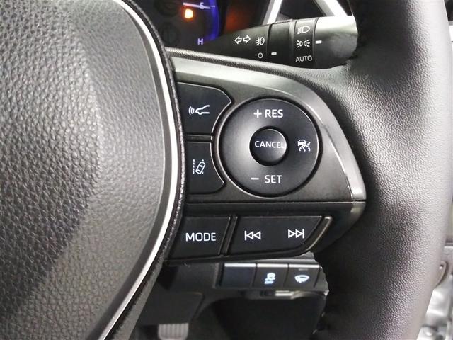 ステアリングには運転中でも簡単に操作できる各種スイッチついてます