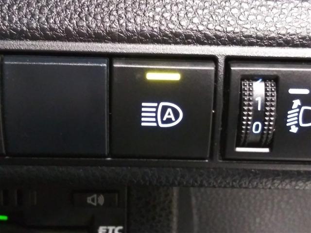 オートマチックハイビームとは、先行車や対向車のライトを認識し、ハイビームとロービームを自動で切り替える機能です。夜道の視界を確保します。