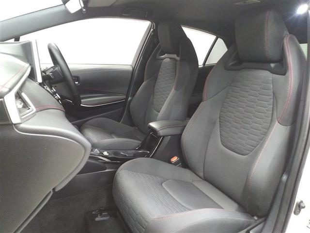 広々とした足元空間と適度なホールド感が、スポーティな走行にも安定感をプラス