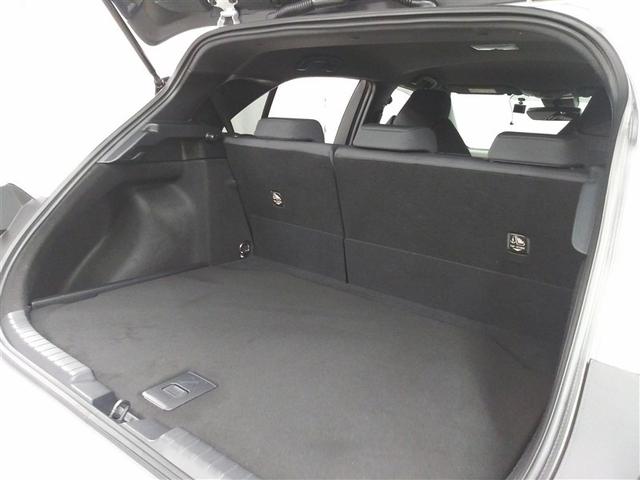 開口部が広く荷物の出し入れがしやすく、奥行きも十分に確保されているため、大きめのスーツケースや買い物袋もラクラク収納可能です