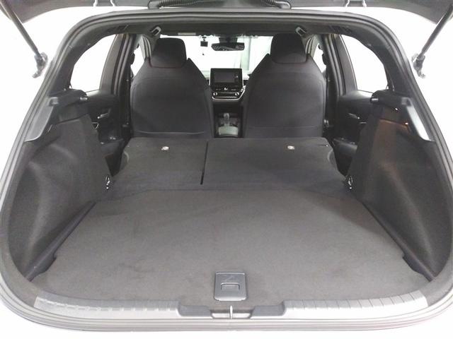 後席を倒せばさらに広いスペースが生まれ、アウトドア用品や長尺物の積載にも対応