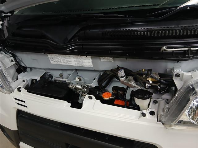 ボンネット内もきれいに洗剤とブラッシングでまるごとクリーニングしています