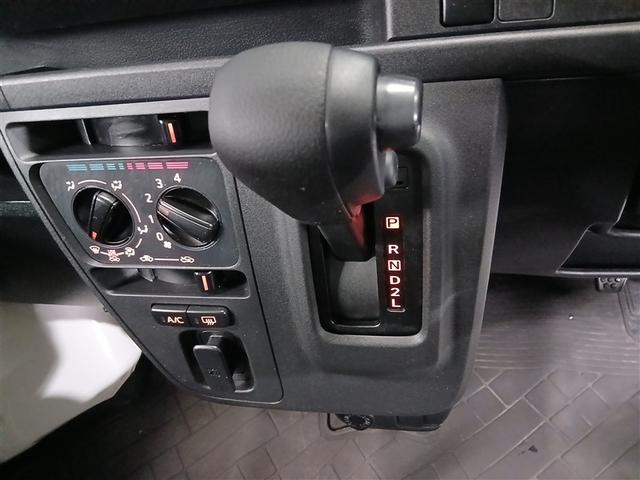 インパネシフトは足元スペースを広く確保できるため、乗降性や荷物の積み下ろし時にも快適です