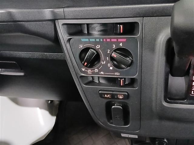 シンプルで使いやすいマニュアルエアコン。適切に操作することで快適な車内環境を保つことができます。