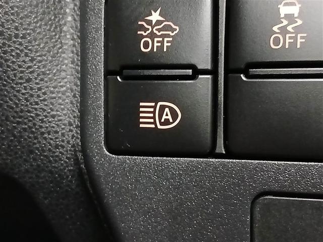 オートマチックハイビームとは、先行車や対向車のライトを認識し、ハイビームとロービームを自動で切り替える機能です。夜道の視界を確保します。