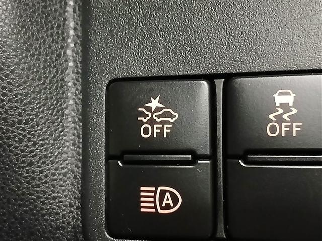 ２秒以上の長押しでスマートアシスト機能をオフにすることができます。一例ですが、前後に障害物があるような車庫入れでアクセルを強く踏んで、誤発進抑制機能が働いてしまうような時にはオフにするとスムーズです