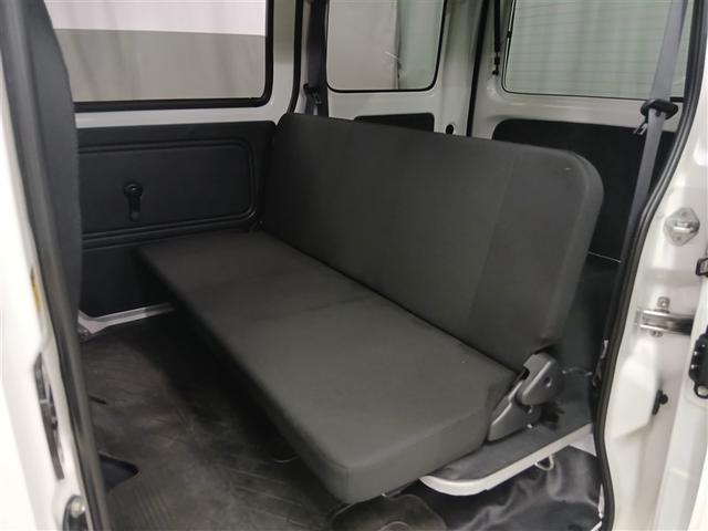 荷物を積んでも後部座席の使い勝手は良好。配送や営業活動などビジネスシーンでの効率を高めます