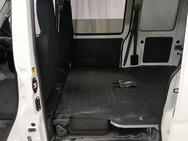 スライドドアは開閉時に周囲のスペースを取らないため、狭い道路や駐車場でも安全に作業可能です