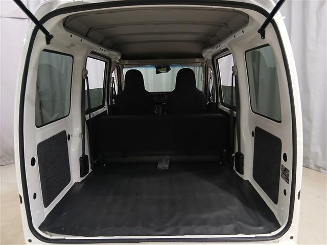 ラゲッジルームは段差が少なく、荷物の出し入れが簡単。重い荷物もラクに積み込めます