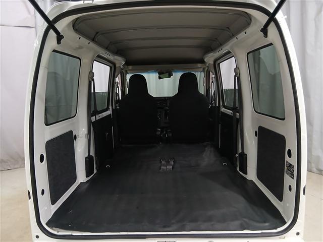 モケット素材のシートと合わせて、日常的な業務利用でも安心。清掃やメンテナンスも容易で、長く使えます