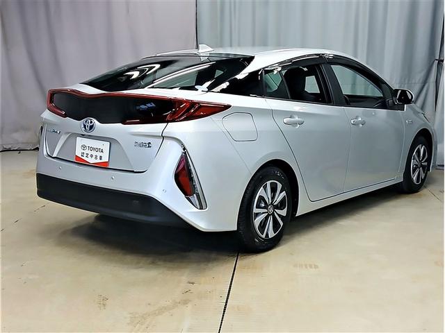 プリウスＰＨＶ Ｓ　衝突被害軽減システム　メモリーナビ　バックカメラ　ＬＥＤヘッドランプ　アルミホイール　スマートキー　オートクルーズコントロール　ＥＴＣ　盗難防止装置　キーレス　横滑り防止機能　ハイブリッド（3枚目）