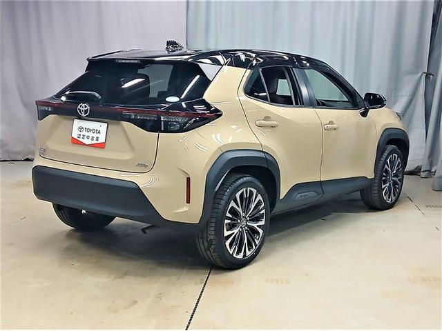 ヤリスクロス Ｚ　４ＷＤ　寒冷地　衝突被害軽減システム　メモリーナビ　バックカメラ　ＬＥＤヘッドランプ　アルミホイール　スマートキー　オートクルーズコントロール　ＥＴＣ　盗難防止装置　電動シート　キーレス　ワンオーナー（3枚目）