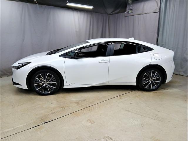 プリウス Ｇ　４ＷＤ　寒冷地　衝突被害軽減システム　バックカメラ　フルセグ　ＬＥＤヘッドランプ　アルミホイール　スマートキー　オートクルーズコントロール　ＥＴＣ　盗難防止装置　キーレス　横滑り防止機能　ハイブリッド（2枚目）